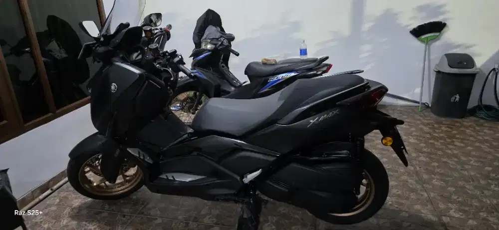 Xmax Connected 2023 Hitam