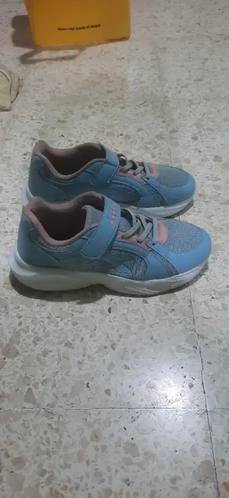 Sepatu sport anak remaja cewek