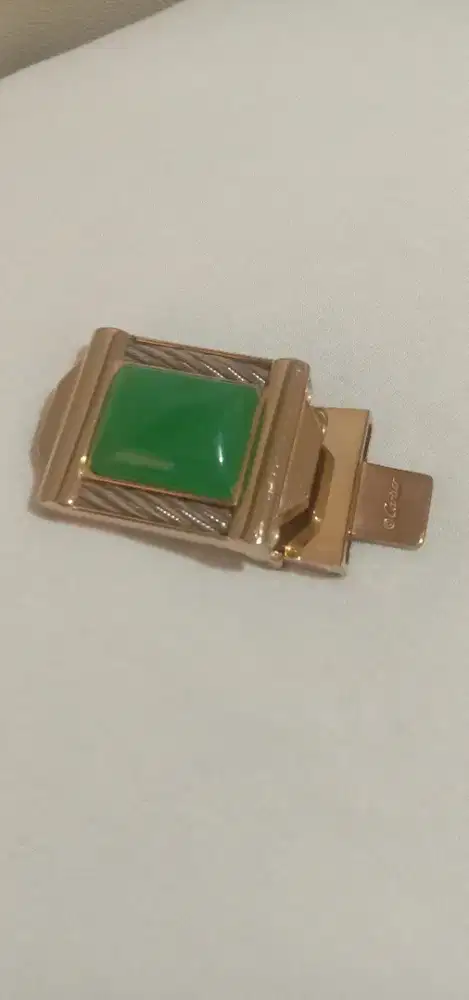 Buckle Cartier giok.