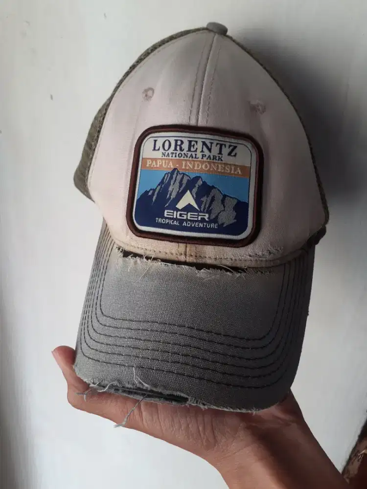 Dua Topi Eiger Size M dan L ori seken