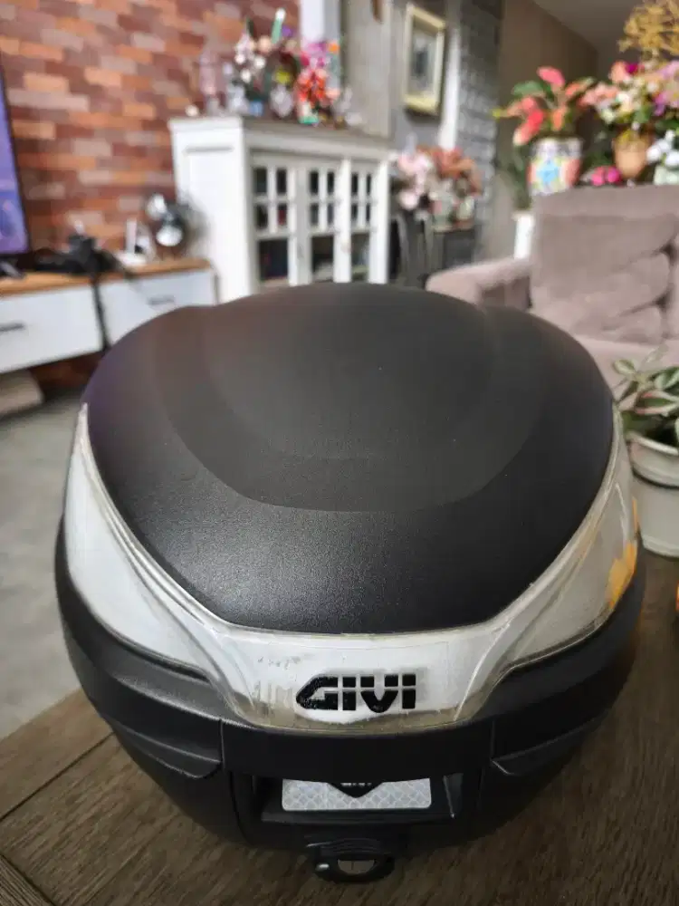 Box GiVi B27NT berikut baseplate kondisi sangat bagus like new