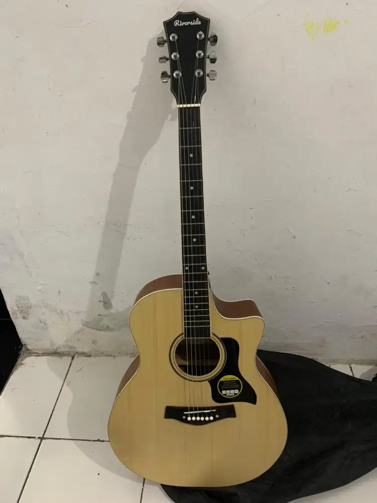 Gitar akustik riverside