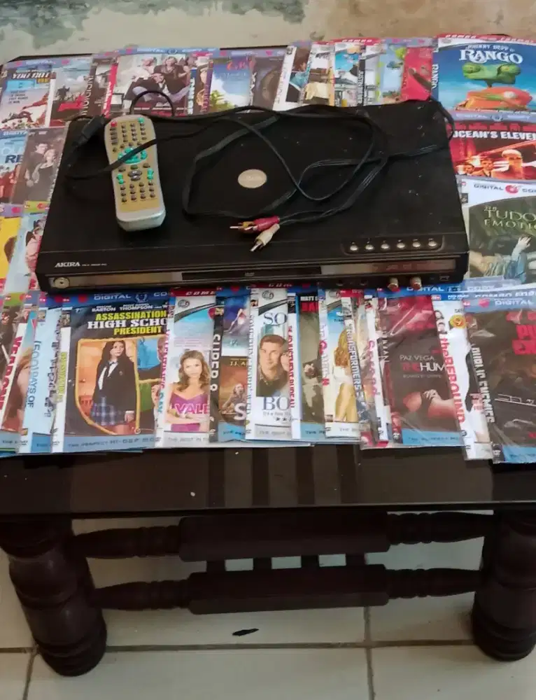 DVD Player Akira Jepang + 74 kaset DVD Original Box Office Movie.