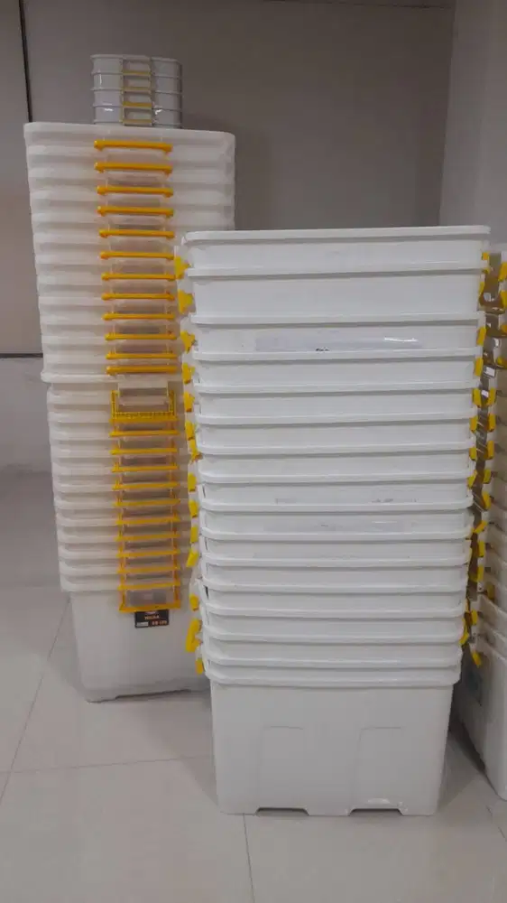 kontainer penyimpanan plastik