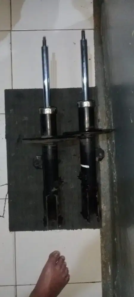 Sokbreker depan Mitsubishi expander