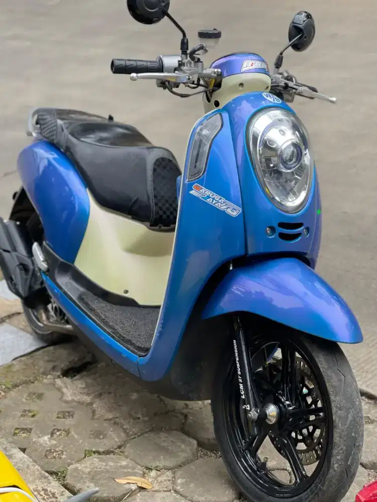 Honda Scoopy FI 2014 warna biru crem, 118 cc, surat lengkap