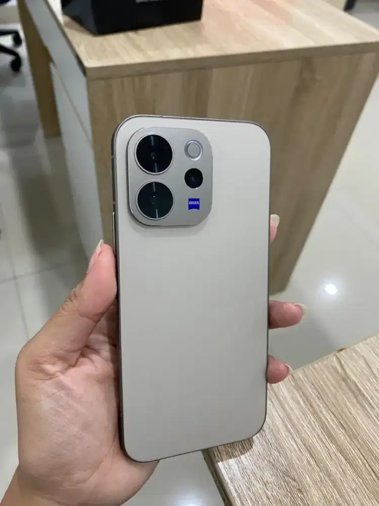 VIVO V70 RAM 12/256 GB GARANSI RESMI KHUSUS PO 24 BULAN
