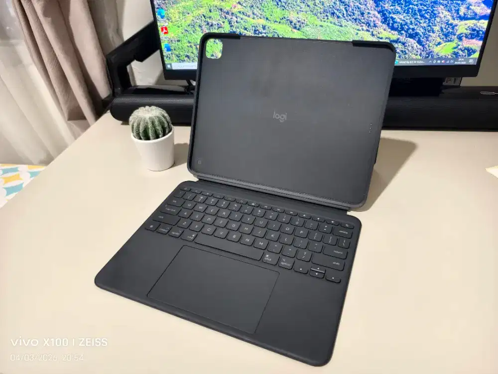 Logitech Combo Touch Ipad Pro M4 13 inch like Magic Keyboard