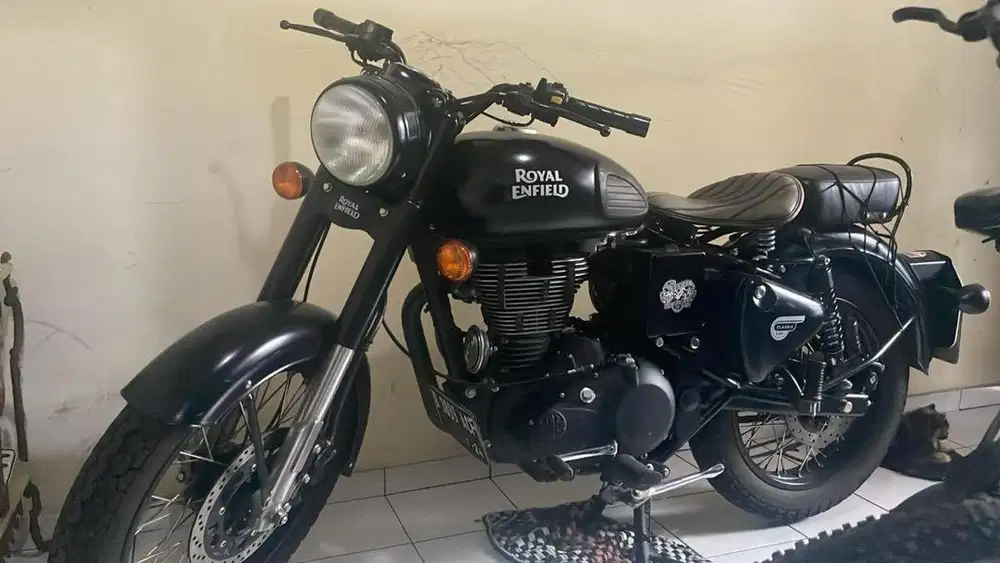 Royal Enfield Classic 500 Stealth Black