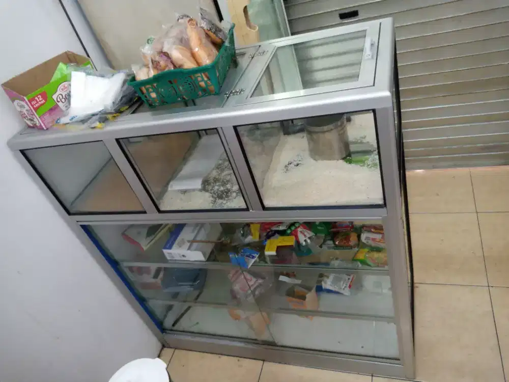 Dijual etalase warung