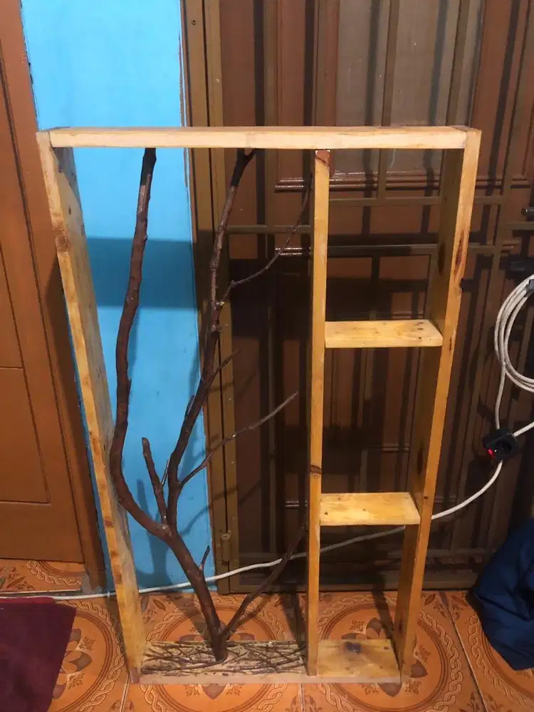 Rak atau pajangan kayu