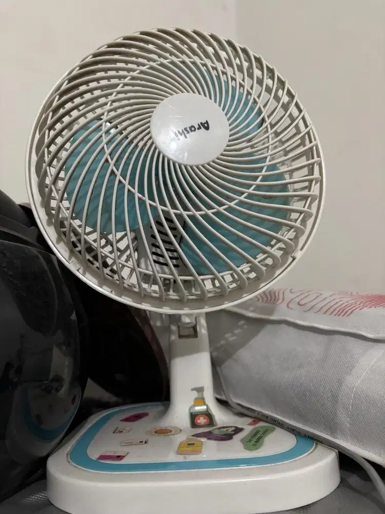 kipas angin kecil duduk