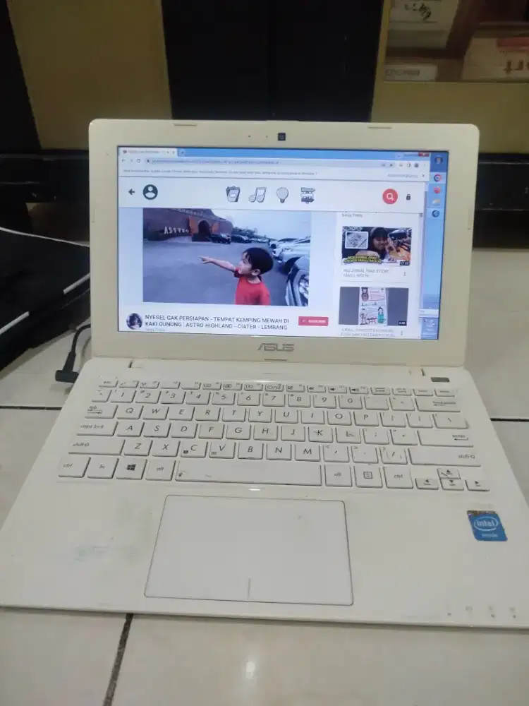 Jual Santai Laptop Asus X200CA mulus&normal digunakan + dpt sarungnya