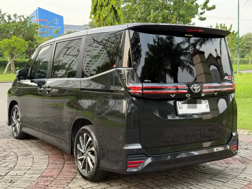Toyota Voxy 2.0 Matic 2024 Hitam Siap Pakai