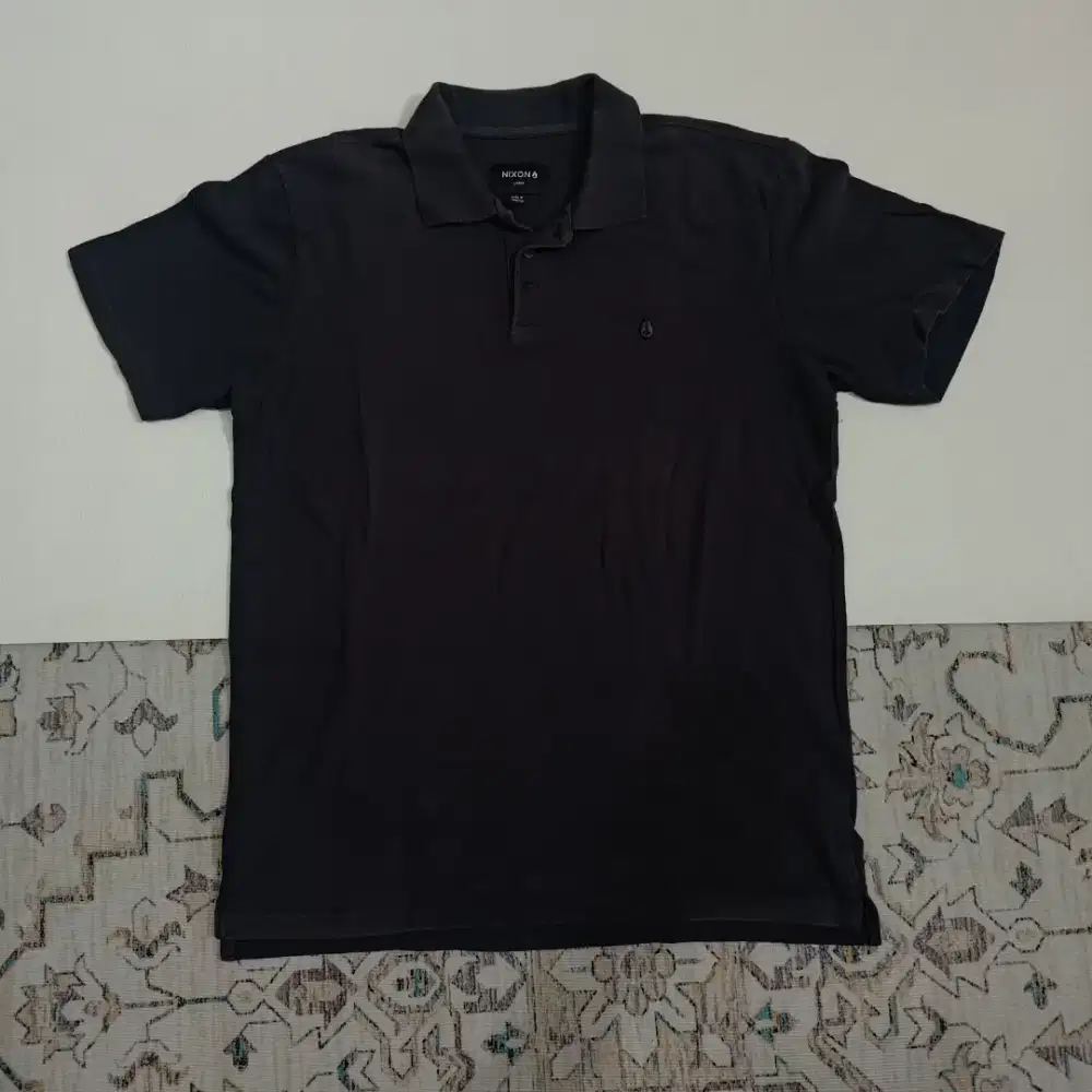 kaos kerah nixon size L