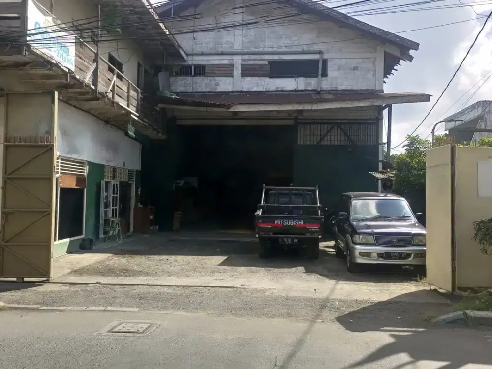 Gudang toko daerah Rungkut Menanggal