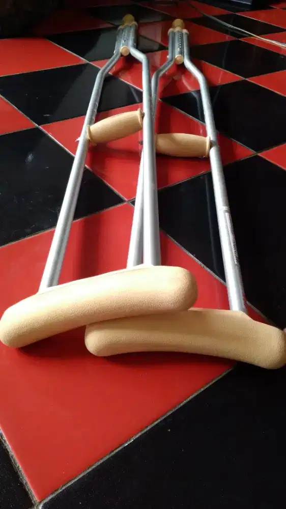 Kruk tangan alat bantu jalan