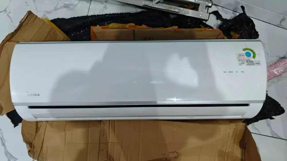 Dijual AC merek Midea 1,5PK