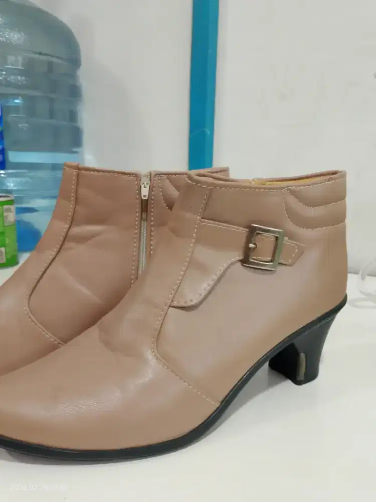 Prelove sepatu baru sekali pakai