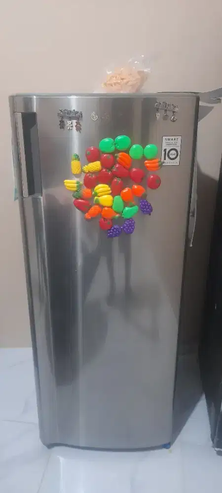 Kulkas prezer buat bikin es batu kondisi normal baru 2 thn masih mulus