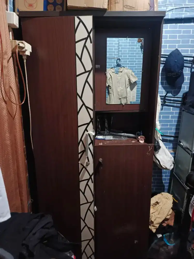 Lemari 2 pintu ada kaca rias