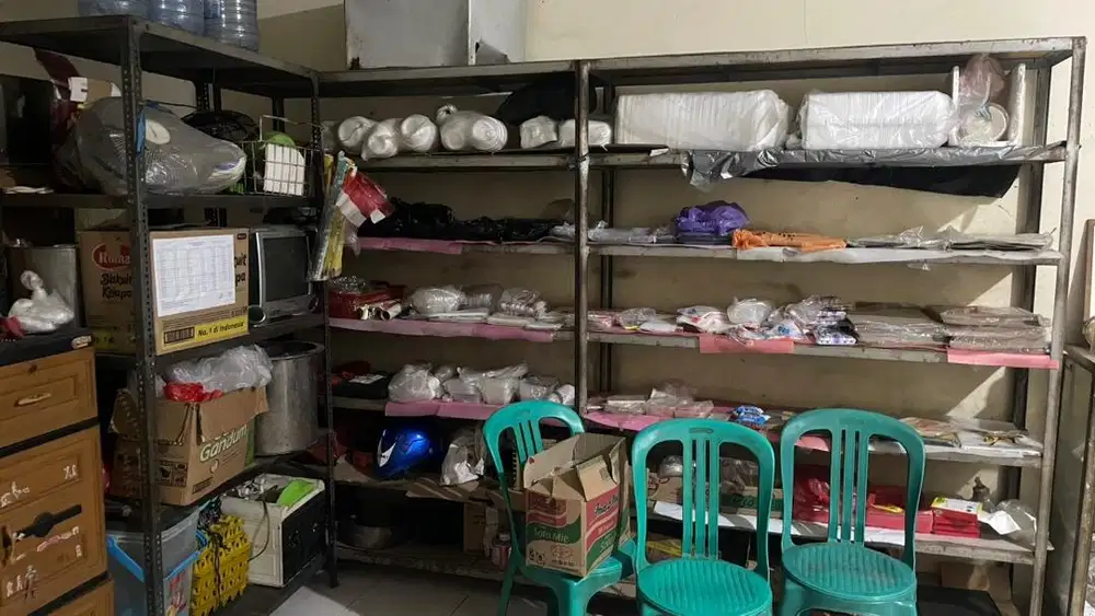 rak besi barang atau etalase besi