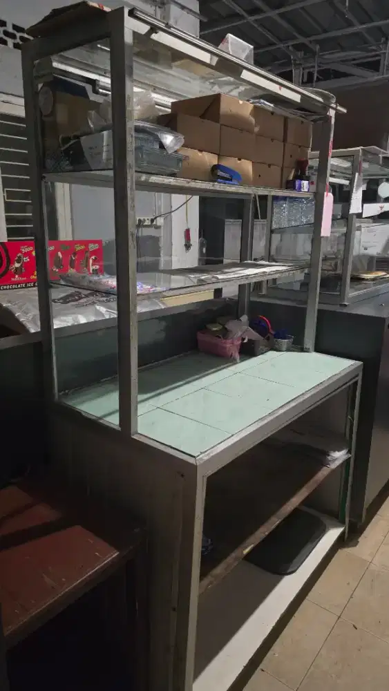 Etalase alumunium kaca