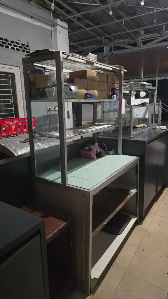 Etalase alumunium kaca