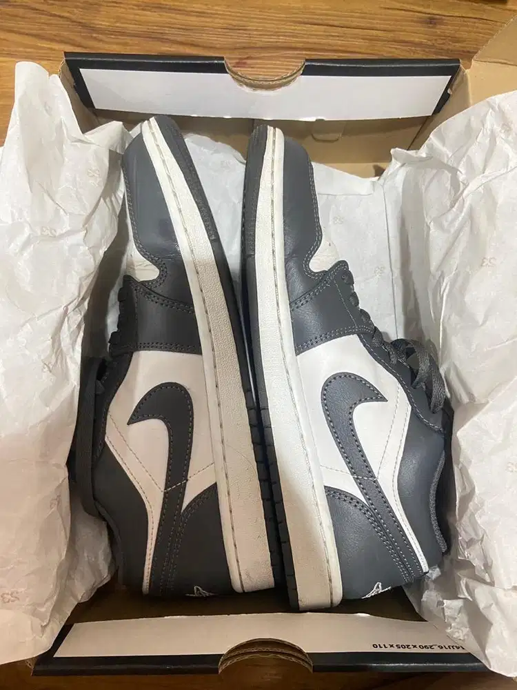 SEPATU AIR JORDAN 1 LOW, IRON GREY/SUMMIT WHITE, GRIS FER/BLANC SOMMET