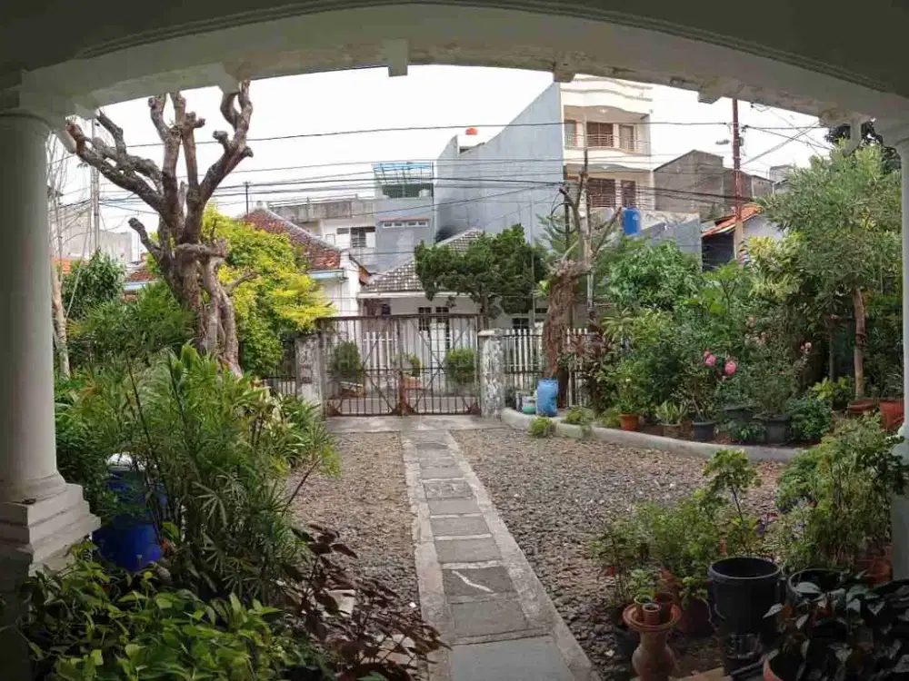 Rumah model classic kolonial di daerah ramai (Hidden Germ)