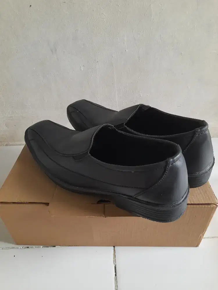 SEPATU PANTOPEL HITAM PRIA