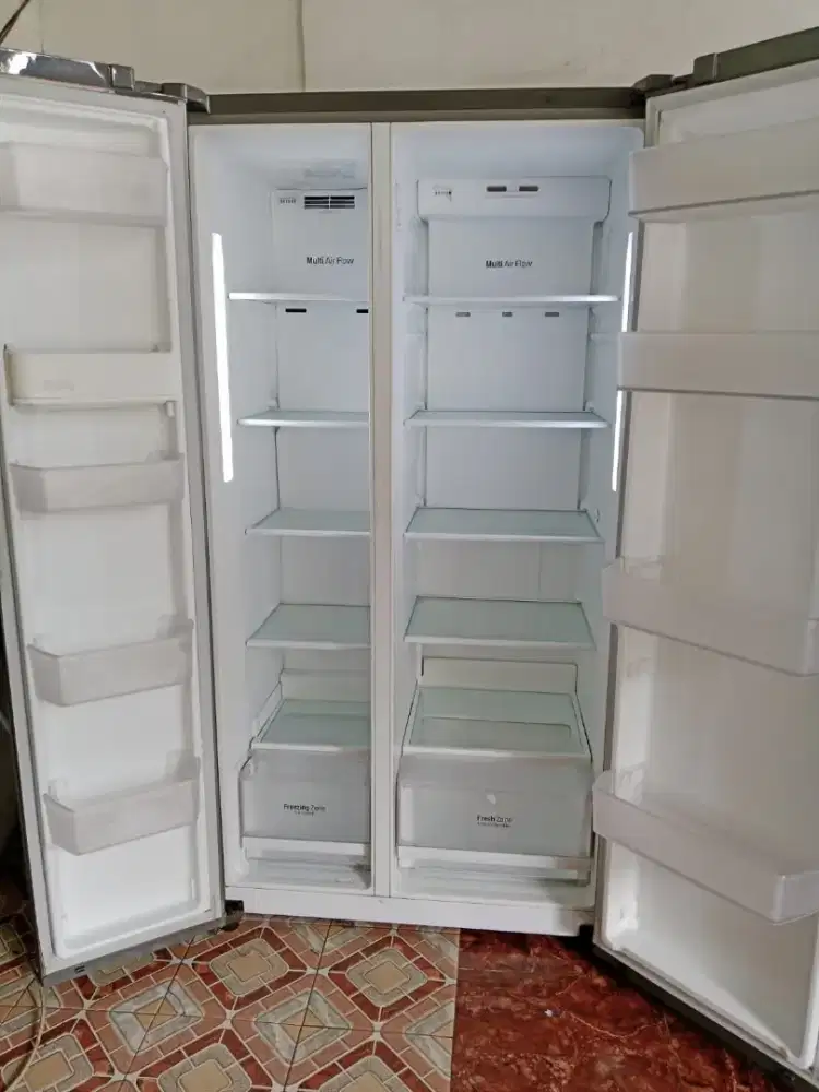Kulkas 2 pintu side bye side merk LG INVERTER