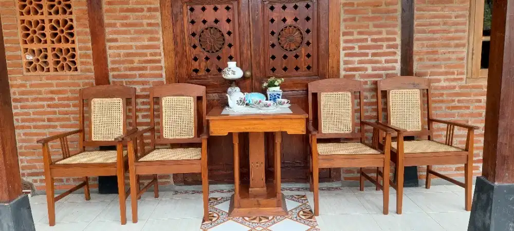 Kursi Kanjeng Rotan dan Meja Marmer Kuno