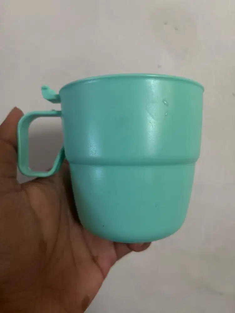 Gratis gelas plastik biru untuk minum air