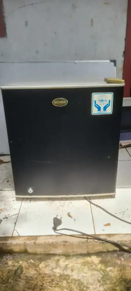 Kulkas mini (portable) merk Uchida