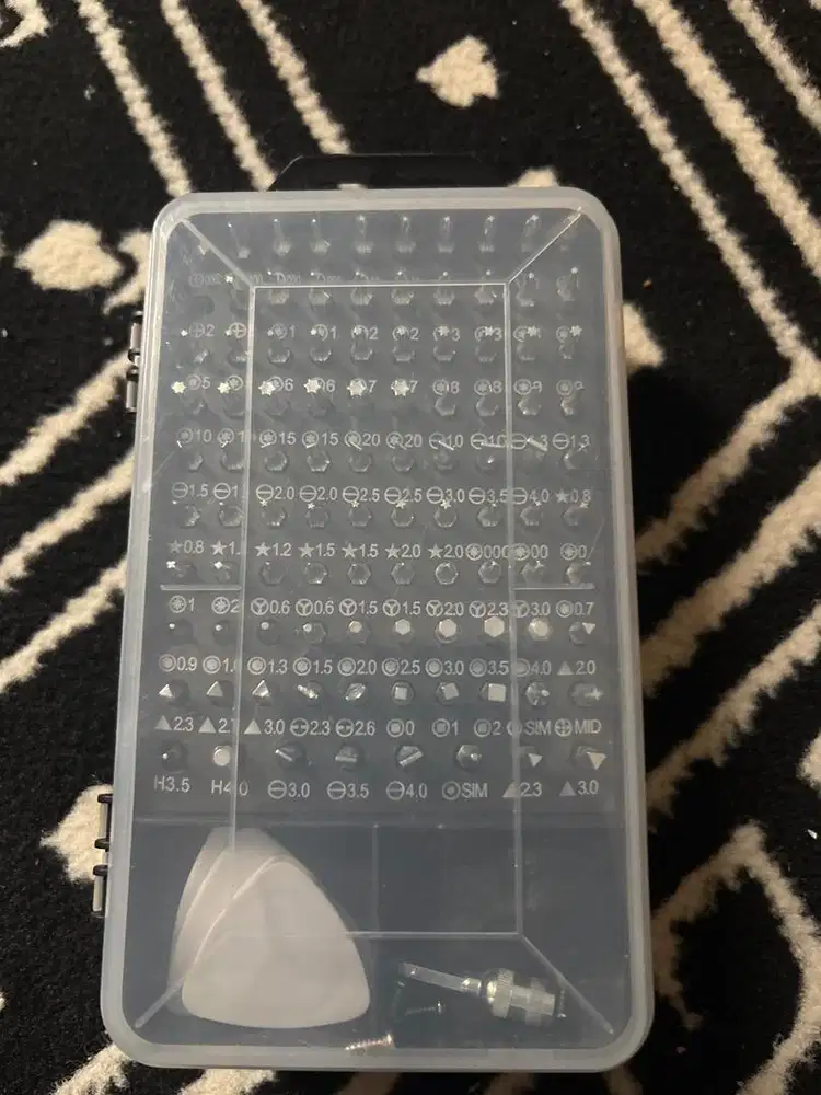 Gratis satu set obeng kecil untuk bongkar HP dan lain lain