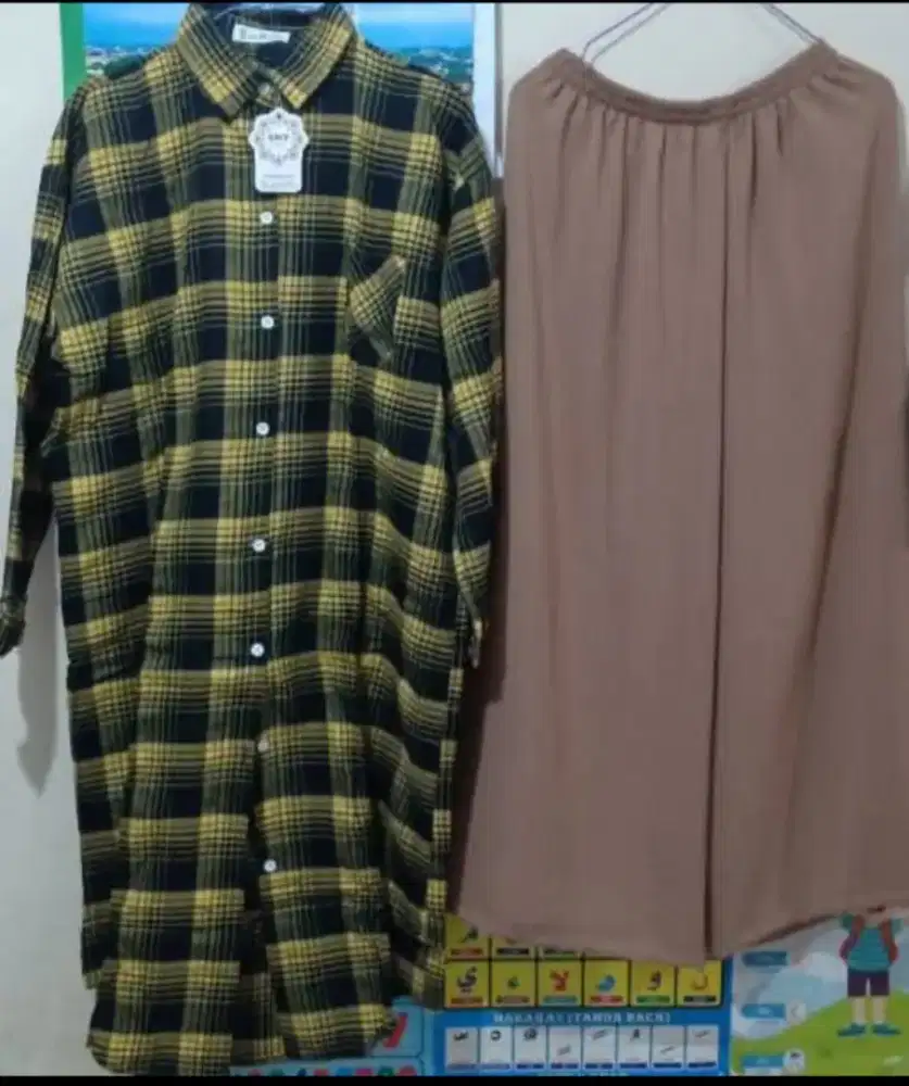Baju atasan dan celana panjang