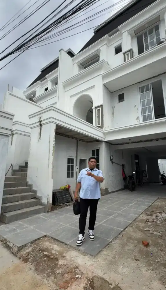 Rumah baru plus kolam renang dan private lift di Tebet Timur