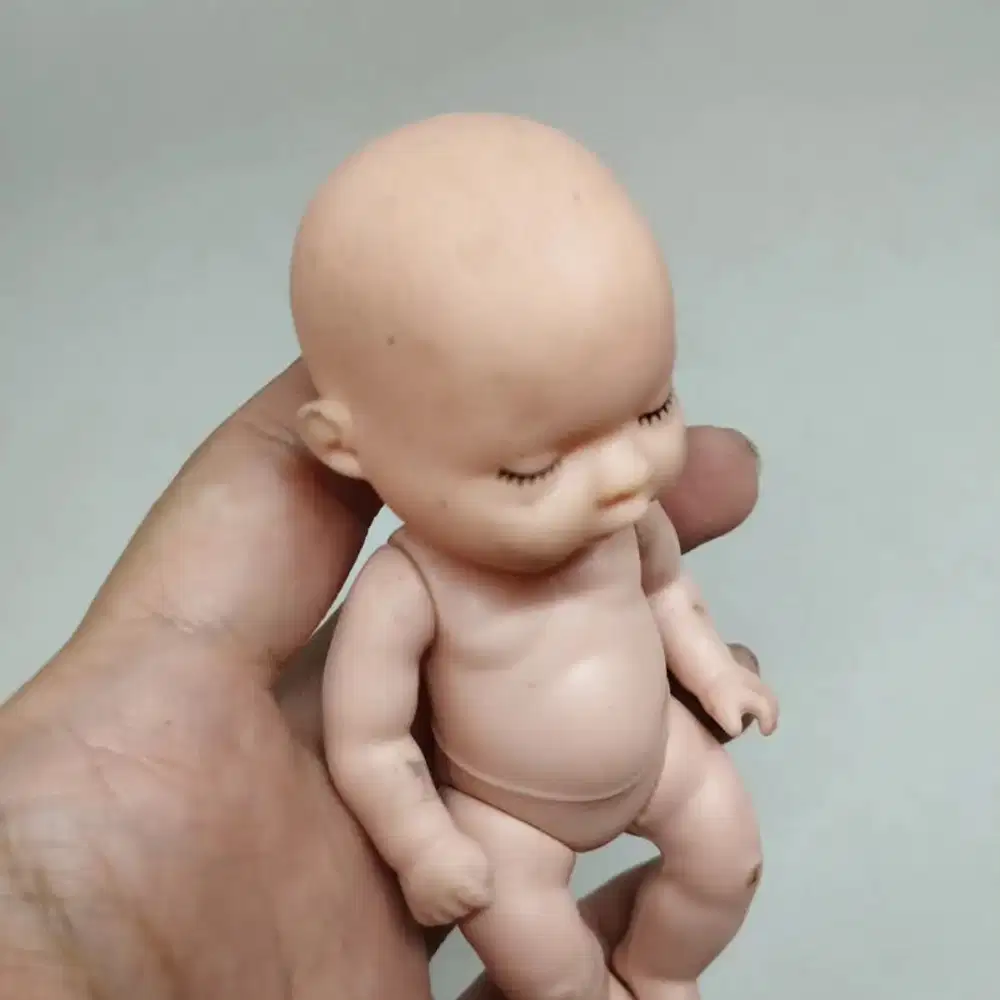 Figure bayi tutup mata