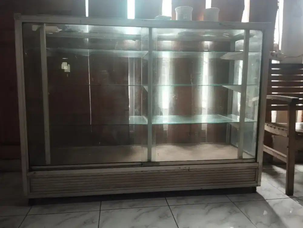 Etalase 1.5meter masih good kondisi ya