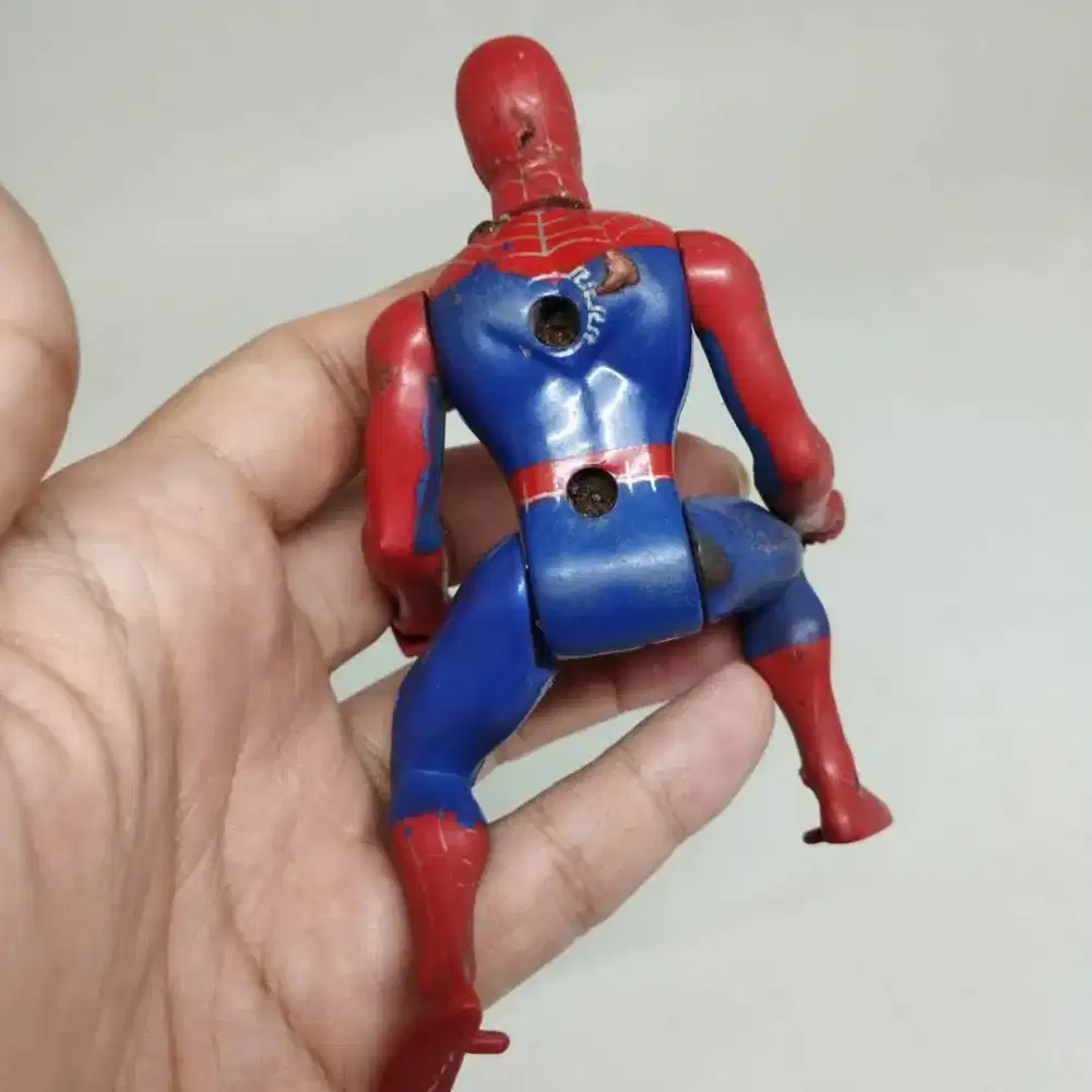 Figure spiderman duduk manis