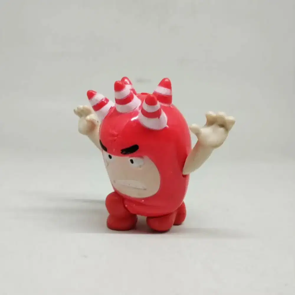 Figure oddbods merah