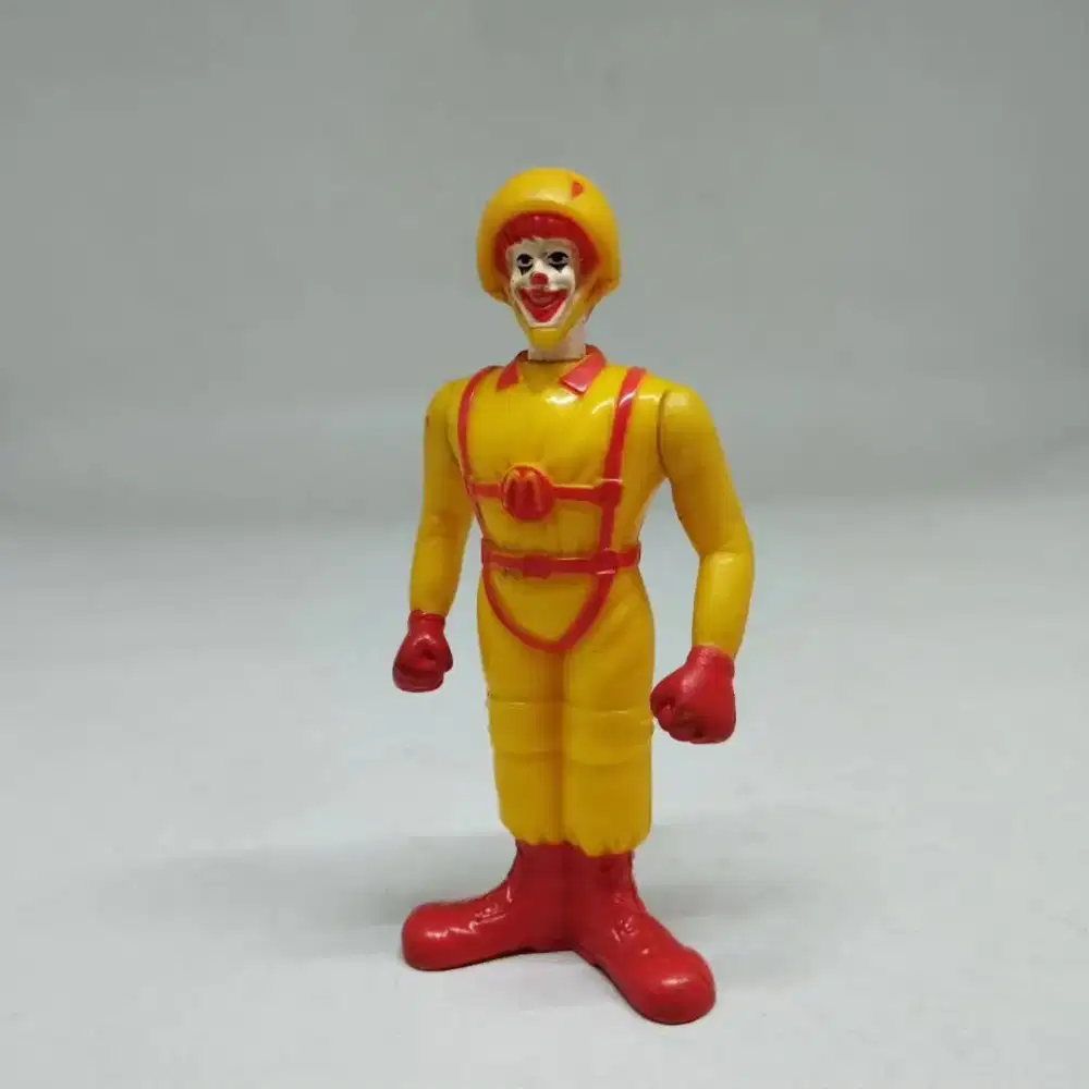 Figure ronald mcd berdiri