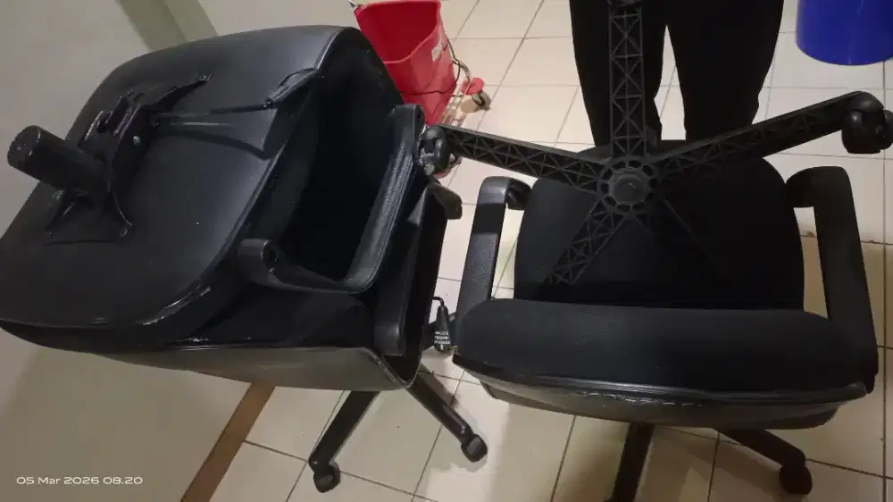 Kursi kantor bekas layak pakai