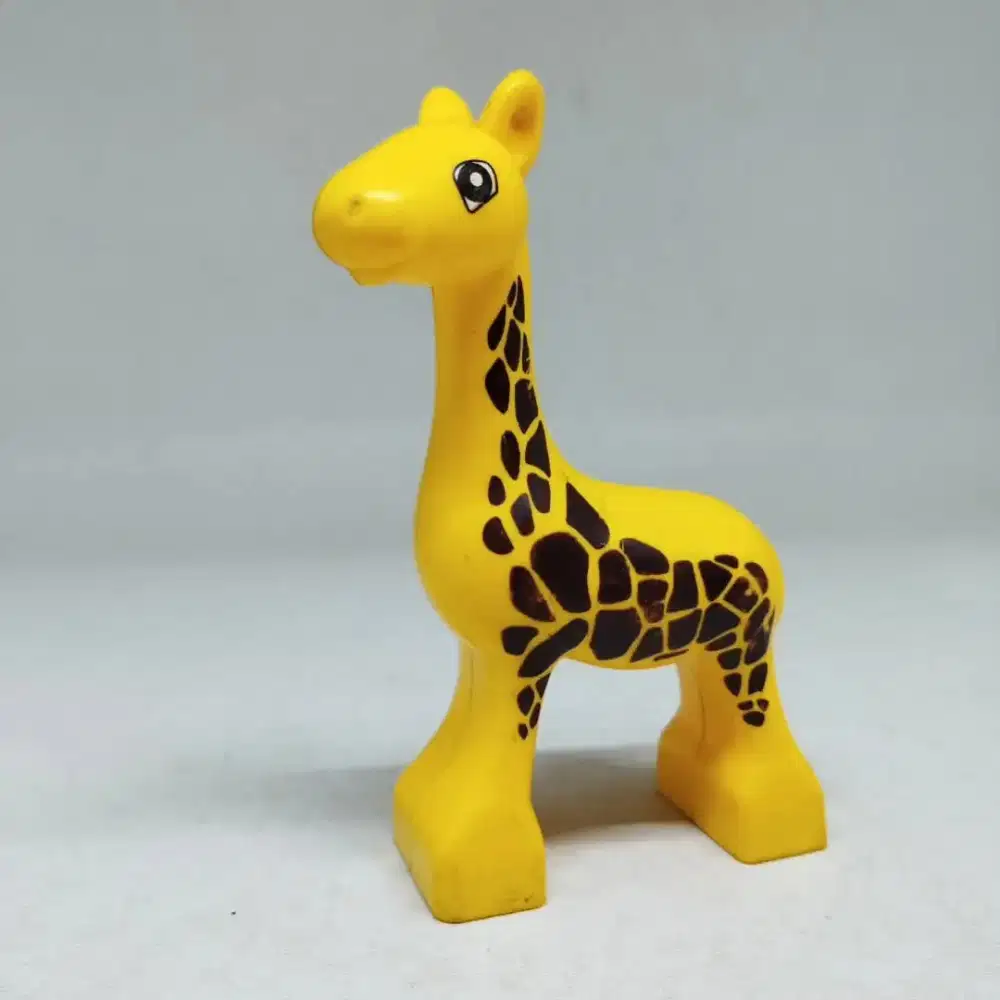 Figure jerapah kuning