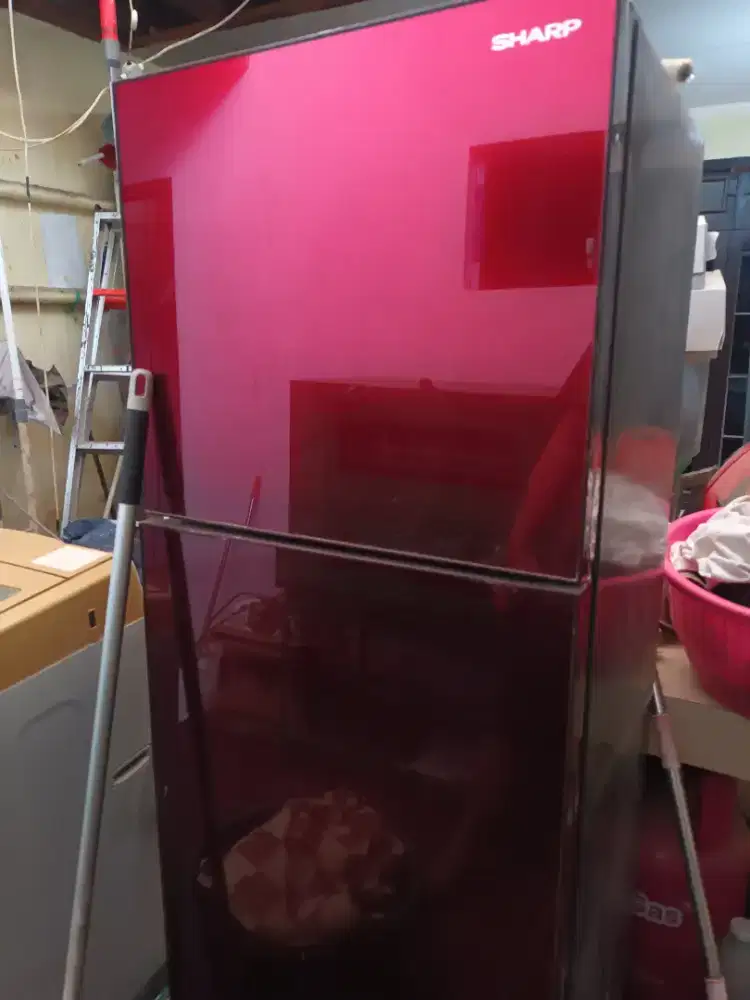 Kulkas merah maroon merona