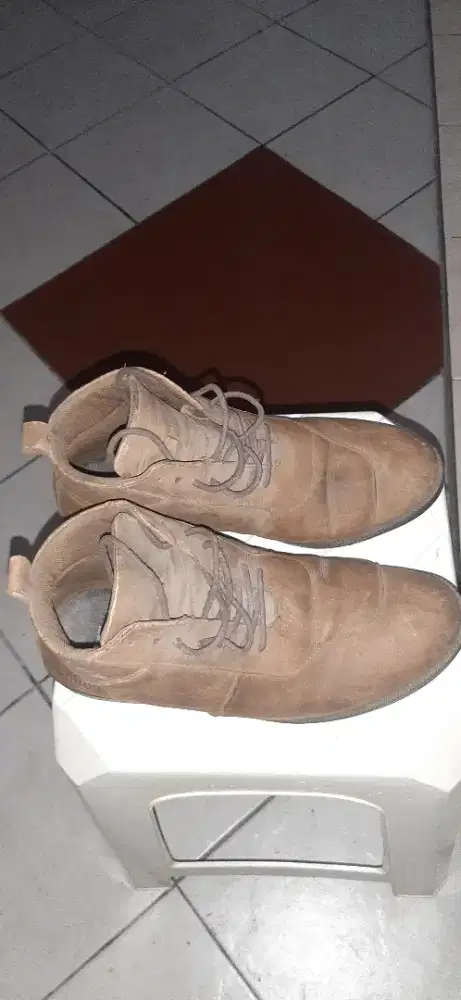 Jual cpt 2 bh sepatu brodo kulit + sneaker NEGO