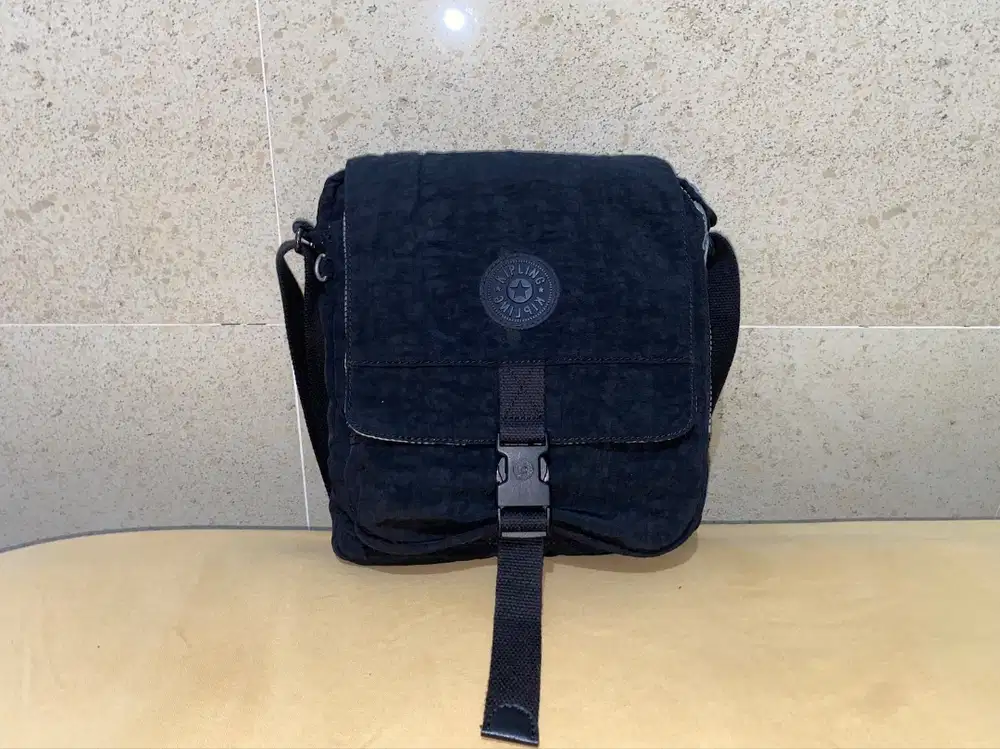 tas sling bag slempang pria cowo brand Kipling original hitam black