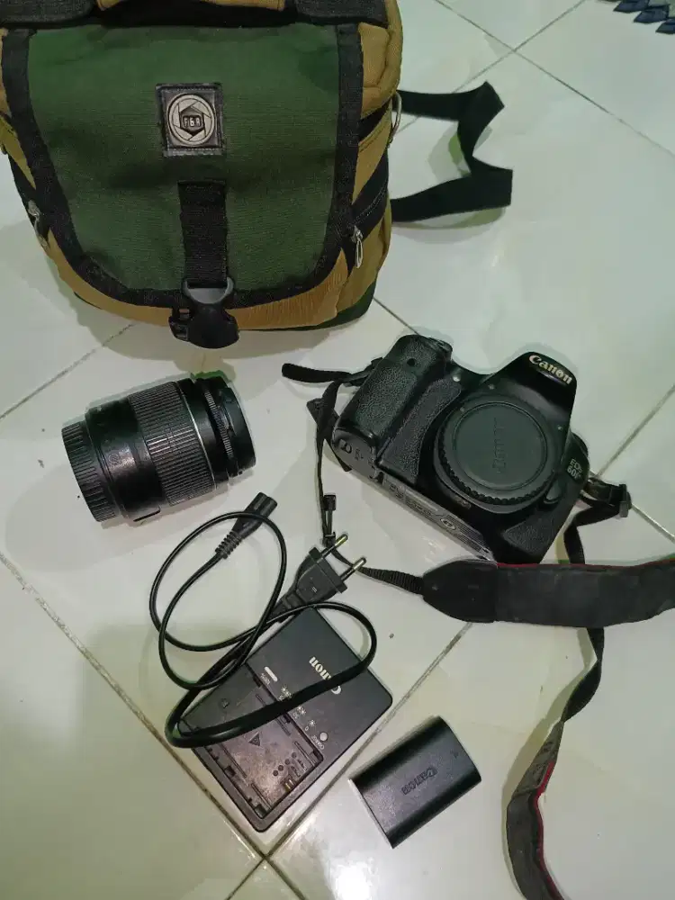 CANON DSLR 60D + LENSA KIT 15-55 mm