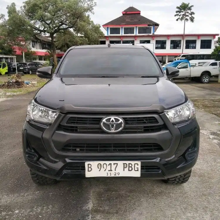 TOYOTA HILUX DC E 2.4 4X4 MT 2023